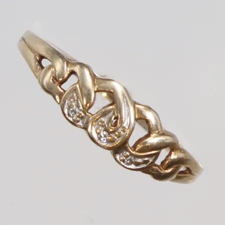 Ring med diamanter totalt ca 0,005ct, stl ca 18, bredd 1-4mm, GHA, 18K Vikt: 1,5 g