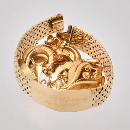 Diverse defekt guld, 18K, vikt 78,31g.