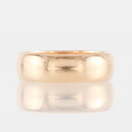 Ring med gravyr, storlek 17 ¾ mm, bredd 5.8 mm, 18k. Vikt: 4,9 g