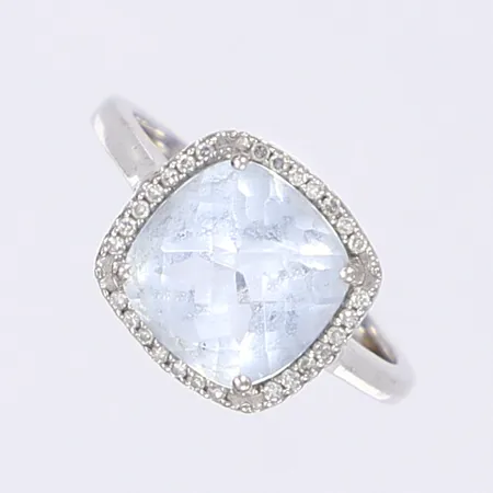 Ring med små diamanter och blå sten, stl 16¾, bredd 2-11mm, vitguld 18K Vikt: 4 g