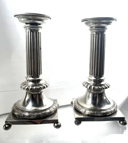 Ett par ljusstakar, höjd 18cm, bredd 8,5cm, år 1899, något skadade i fötterna, silver 800/1000 Vikt: 411,7 g