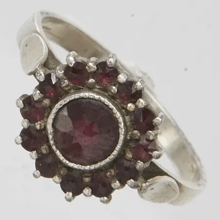 Ring med granater, Ø17½, bredd: 2,2-11,2mm, silver, 830/1000, bruttovikt 2,5g Vikt: 2,5 g
