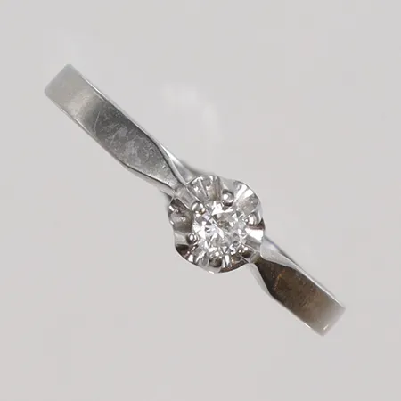 Ring i vitguld med diamant 1xca0,09ct stl 18¼ bredd 2-4mm, 18K Vikt: 2,3 g