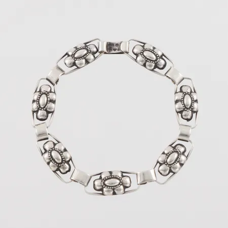 Armband, Asa-Silver H Olsson 1950, längd ca 19.5 cm, bredd 9.6 mm, silver. Vikt: 8,2 g