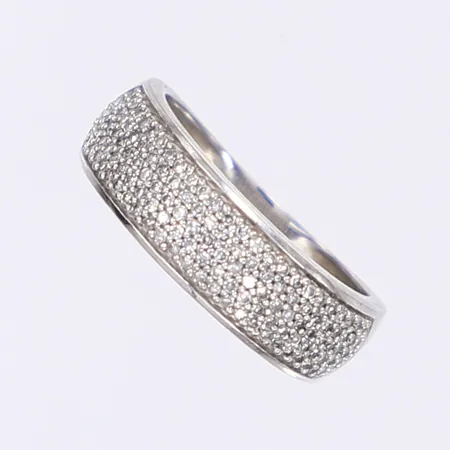 Ring med diamanter totalt ca 0,25ctv, stl 14¾, bredd 3-5mm, vitguld 18K Vikt: 3,5 g