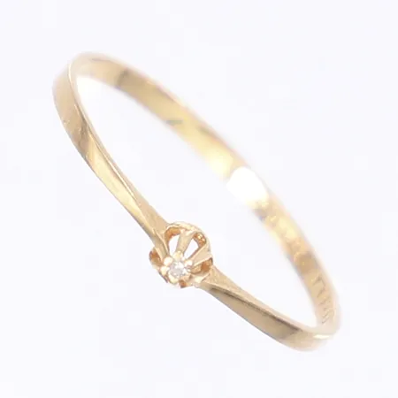 Ring med vit sten, stl 17, bredd 1-2mm, 18K Vikt: 0,7 g