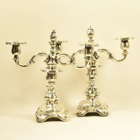 Ett par kandelabrar/ljusstakar, Rokoko stil, avtagbara ljushållare, höjd ca 32 cm, bredd ca 31 cm, en ljushållare är krökt, GAB nysilver. Skickas med postpaket.
