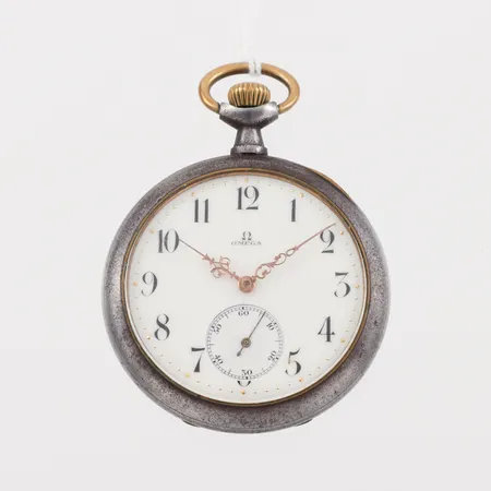 Fickur Omega , tickar igång men ej funktionstestat, trådspricka på urtavlan, diameter 5 cm, metall.