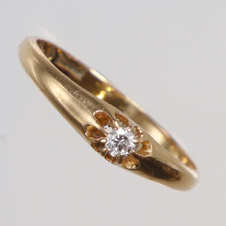 Ring med diamant 1xca0,07ct stl 18¼ bredd 1,5-3mm CAM (Mattinsson Aktiebolaget C A) Stockholm 1930 18K Vikt: 2,1 g