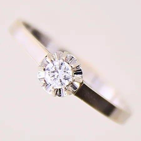 Ring med en briljantslipad diamant ca 0,15ct, stl: 17¼, bredd: 1,8-5,3mm, GFAB, vitguld, 18K Vikt: 1,8 g