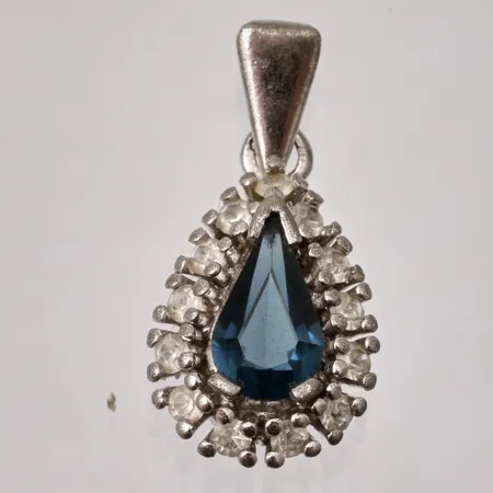 1st hänge i silver, mått 12,6x26mm, 13st vita stenar, mått Ø2,7mm,1st blå sten, mått 6,2x10,2mm, 830/1000, vikt 2,88g.