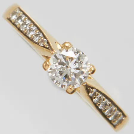 Enstensring med diamant 0,50ct, W(H)/P enligt gravyr, samt 8 x ca.0,01ct, 2 x ca.0,005ct, 2 x ca.0,0025ct, Ø18-, bredd: 2,6-5,1mm, GHA, 18K       Vikt: 5 g