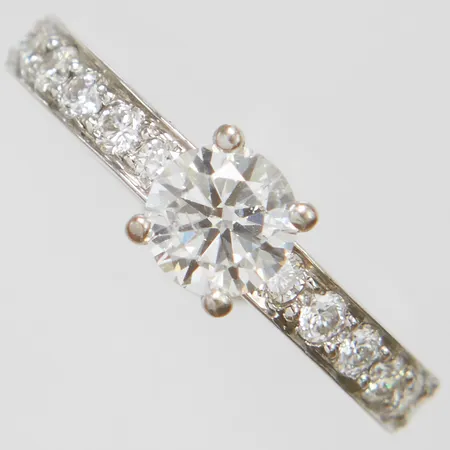 Enstensring med diamant 1 x ca.0,60ct, ca.W(H)/SI2 samt 12 x ca.0,03ct, Ø16½, bredd: 2,7-5,3mm, ograverad, svenska stämplar, platina 950/1000