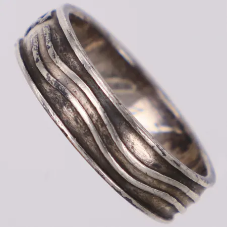 Ring med mönster, stl 18¾, bredd 5,8mm, gravyr, silver 830/1000 Vikt: 4,4 g