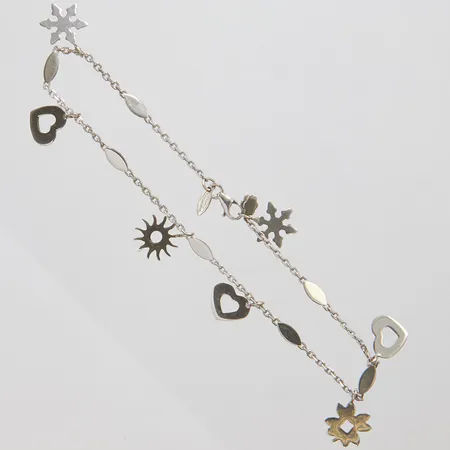 Vristlänk, längd: 27cm, bredd: 2mm, 7 integrerade berlocker, saknar låsögla, vitguld, 18K Vikt: 9,8 g