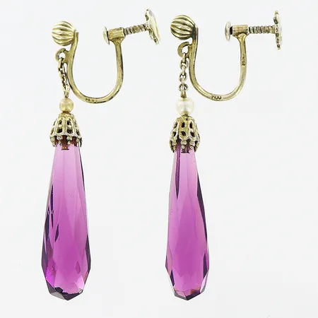 Ett par örhängen 37x5mm, lila fasettslipad sten, skruvfäste, svensk importstämpel, silver. Vikt: 3,9 g