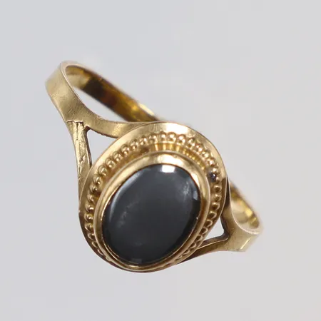 Ring grå sten, skev skena, defekt, 18K, bruttovikt 1,4g Vikt: 1,4 g