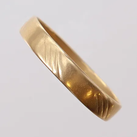 Ring, stl 19¾, bredd ca 4mm, skev, gravyr, 18K Vikt: 2,8 g