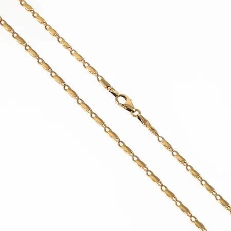 Kedja i 14K guld. Den är 61 cm lång, 2,7 mm bred och väger 13,9g. Karbinhake. Nött lås.