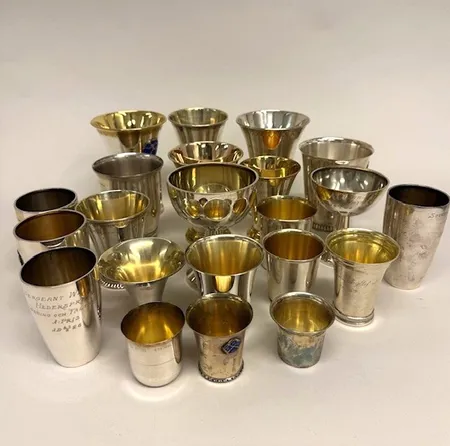22 Pokaler och bägare, samtliga med gravyr, silver 830/1000 Vikt: 1390,9 g
