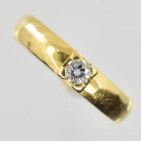 Ring med diamant 0,20ct, stl 18¼, bredd 4 mm, gravyr, 18K. Vikt: 6,4 g