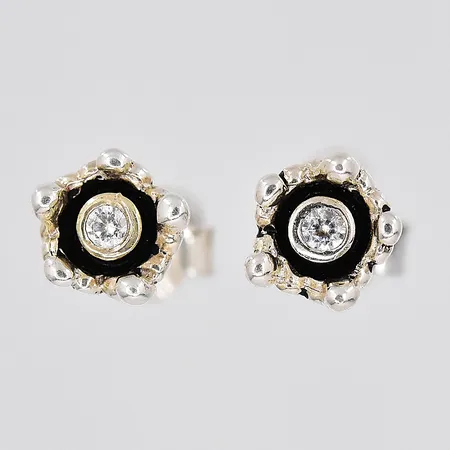 Ett par örhängen, Ø 6,2mm, vit sten, silver 925/1000 Vikt: 1,3 g