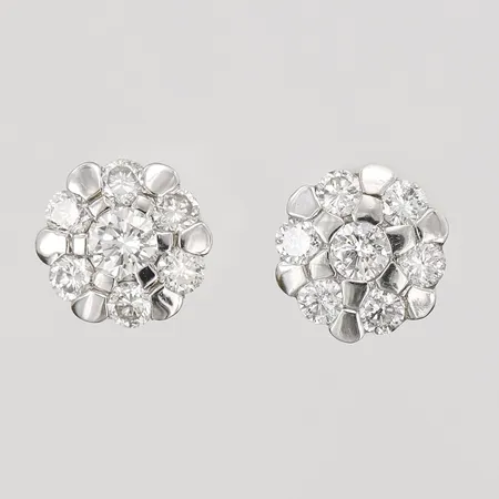 Ett par örhängen med diamanter 2 x ca 0,10ct samt 12 x ca 0,03ct, Golden Swan AB (Indo Nordic), Ø 7 mm, 18K vitguld Vikt: 1,6 g