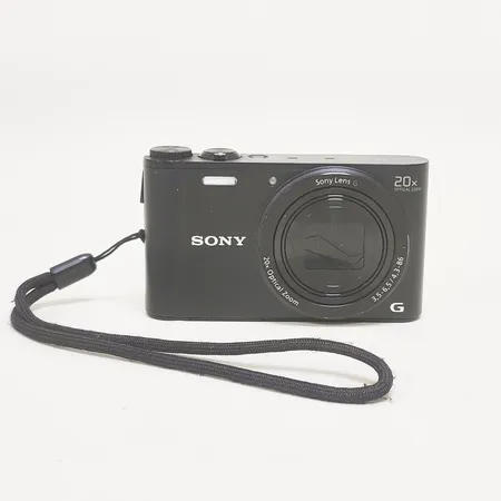 Sony Cyber-shot 20x optisk zoom, DSC-WX350, Sony G-objektiv, 18,2MP, mått 9,6x5,5x2,5cm, serienr: 3104534, repor på glasskärm, mindre färgbortfall på kamerahus, liten kamera väska, inga tillbehör. Vikt: 0 g