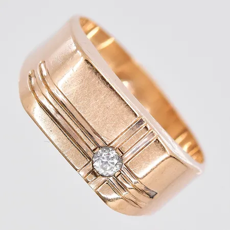 Klackring med vit sten, stl 19¾, bredd ovandel 8,8mm, 8K Vikt: 3,4 g