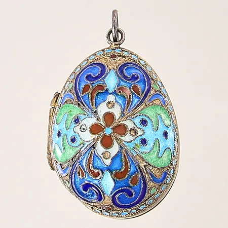 Hänge, ägg med emaljdetaljer, 39x24,5mm, design: Tolvanen & Kumpp, öppningsbart, förgylld insida, skev, går ej att stänga helt, silver 925/1000 Vikt: 13,5 g