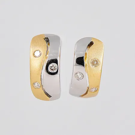 Ett par örhängen, diamanter ca 3x0,01ct/st, 5x11mm, tvåfärgade, 18K Vikt: 2,9 g