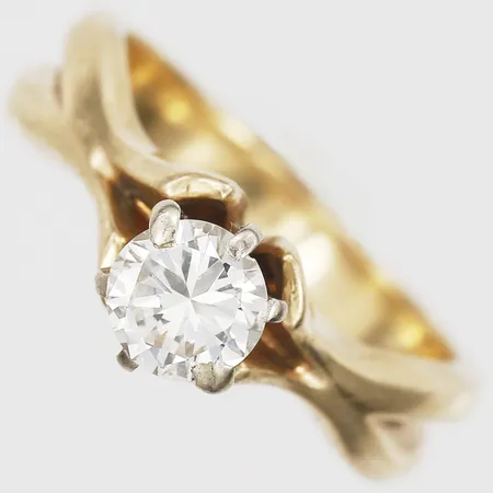 Ring med briljantslipad diamant ca 0,65ct, kvalitet ca TW-W(G-H)/VS, tre klor av, stl: 16¾, 14K guld Vikt: 5,9 g