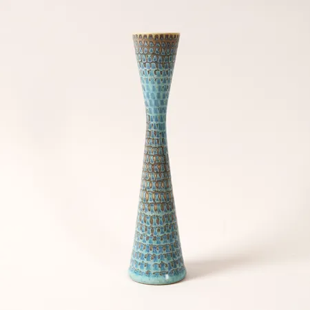 Vas, Stig Lindberg, signerad Stig L samt med studiohanden, stengods reliefdekor, höjd 19cm, smärre slitage.