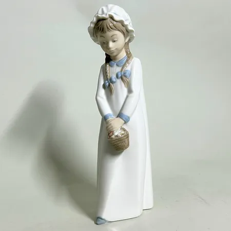 Figurin, flicka med korg, Nao av LLadro, 26cm, hand made in Spain