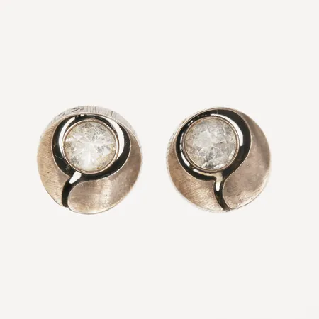 Ett par örhängen med bergkristall, Karl Laine, "Finnsfeelings", Finland, Ø 11 mm, 925/1000 silver. Vikt: 2,9 g