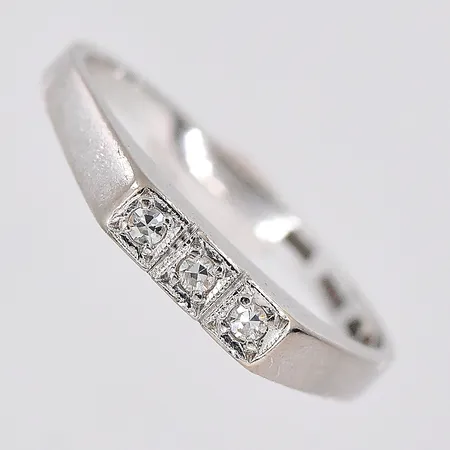 Ring vitguld, diamanter ca 0,05ctv enligt gravyr, stl 16½, bör omrodieras, 18K Vikt: 2 g