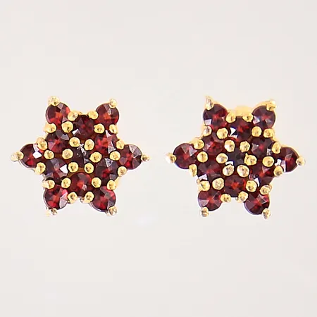 Ett par örhängen med granater, Ø9,2mm, skeva stift, förgyllt silver 830/1000 Vikt: 2 g