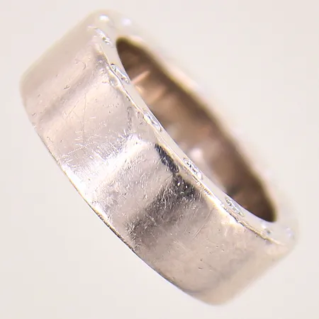 Ring med diamanter 14 x ca 0,03ct, stl 16¾, bredd 7mm, repig, slitna/skadade infattningar, vitguld, 18K Vikt: 18,4 g