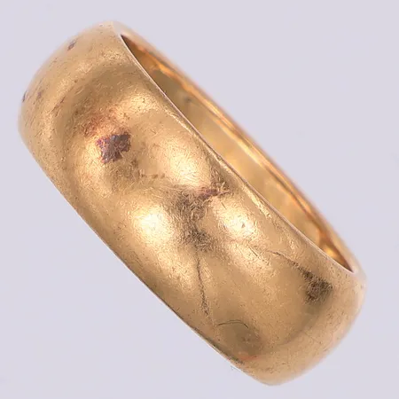 Ring, slät, stl 18, gravyr, 18K Vikt: 10,4 g