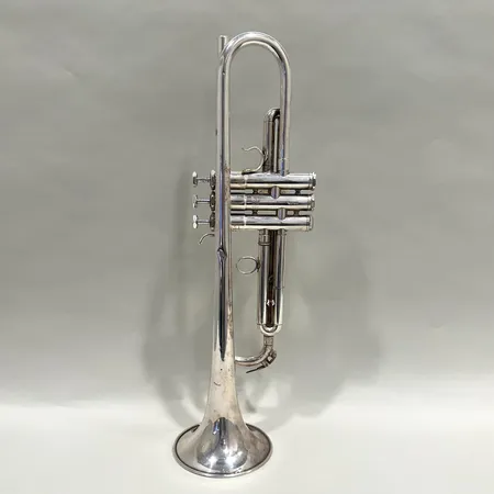Trumpet Schilke B1, numrerad: 18105, Chicago USA, längd 49cm, ljuddämpare, silverpläterad mässing, en av ventilerna är ej original, smärre bucklor, slitage, saknar munstycke, defekt tygväska Skickas med postpaket.