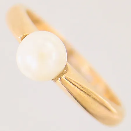 Ring med odlad pärla, stl 17¼, bredd 3-6mm, 18K Vikt: 4,2 g