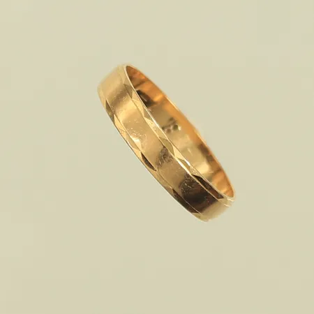 Ring, stl 18¾, bredd 4mm, sliten, gravyr, 18K, 2,6g Vikt: 0 g