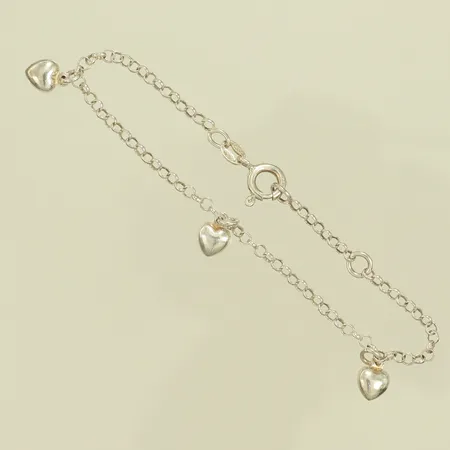 Armlänk ärtlänk med 3 berlocker hjärtan, 18cm bredd 2mm, silver 925/1000-delar Vikt: 2,8 g