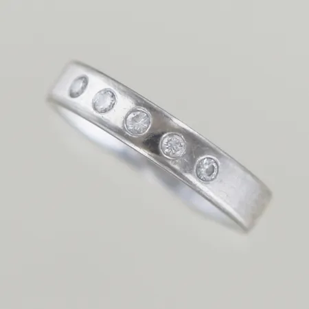 Ring med diamanter 5 x 0,03ct, Ø 17¾ mm, bredd 4 mm, graverad, 18K Vikt: 4,9 g