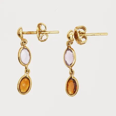 Ett par örhängen med stenar, längd 20mm, bredd 5mm, 18K Vikt: 1,9 g