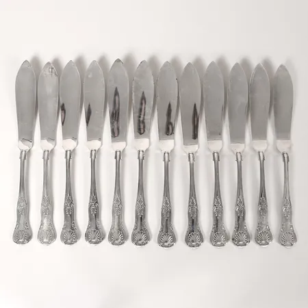 12 Fiskknivar, modell Engelsk Snäck (Kings Pattern), William Yates, Sheffield, England, år 1980, längd: ca 222 mm, slitage, 925/1000 silver. Vikt: 841,3 g