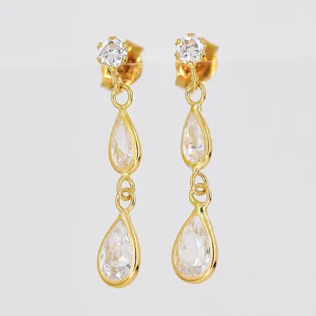 Ett par örhängen, längd 20mm, vita stenar, 18K Vikt: 1 g