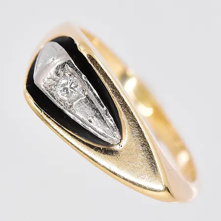 Ring, diamant ca 0,04ct, stl 17¼, bredd ovandel 7,3mm, AJ, Denmark, sliten skena, 14K Vikt: 4,7 g