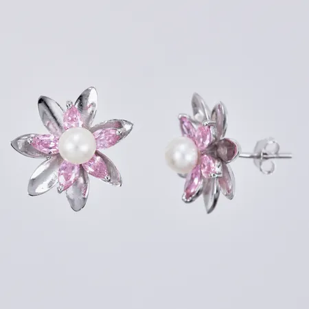 Ett par örhängen med rosa stenar och pärlor, Øca 11mm, 925/1000 silver Vikt: 3,7 g