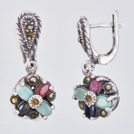 Ett par örhängen med markasiter och färgade stenar, längd: ca 2,6cm, bredd: ca 5-12mm, 925/1000, silver Vikt: 11,3 g